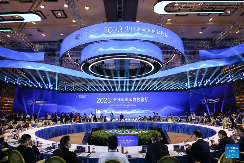 Picha hii iliyopigwa Desemba 4, 2023 ikionyesha Jukwaa kuu la Baraza la Boao la Wajasiriamali la Mwaka 2023 lililofanyika Boao, Mkoa wa Hainan, Kusini mwa China. (Xinhua/Zhang Liyun)