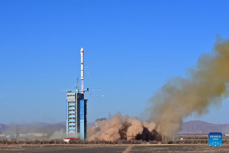 Roketi ya kubeba satelaiti kwenda anga ya juu ya Long Mardh-2C iliyobeba satelaiti ya MISRSAT-2 ikiruka kutoka Kituo cha Urushaji wa Satelaiti cha Jiuquan, Kaskazini Magharibi mwa China Desemba 4, 2023. (Picha na Wang Jiangbo/Xinhua)