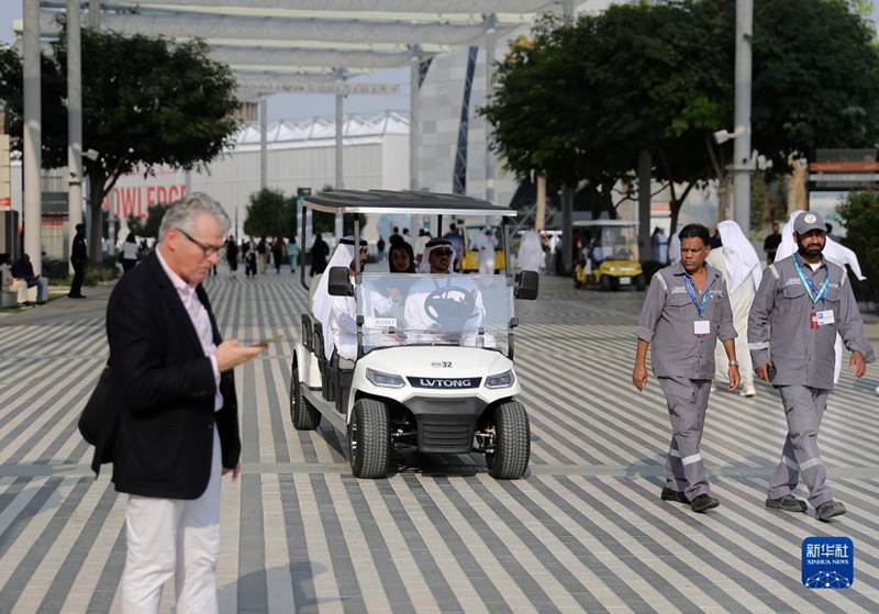 Gari dogo linalotumia umeme la kampuni ya magari ya China ya Guangdong Lvtong likitoa huduma kwa watembeleaji kwenye “eneo la kijani” la Mkutano wa Umoja wa Mataifa wa Mabadiliko ya Tabianchi wa Dubai (COP28).