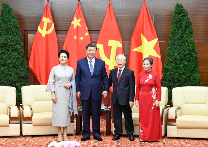 Rais wa China Xi Jinping ambaye pia ni Katibu Mkuu wa Kamati Kuu ya Chama cha Kikomunisti cha China (CPC) na mkewe, Peng Liyuan wakiagana na Katibu Mkuu wa Kamati Kuu ya Chama cha Kikomunisti cha Vietnam Nguyen Phu Trong na mkewe, Ngo Thi Man, kabla ya kurudi China baada ya kufanya ziara ya kiserikali nchini Vietnam, Desemba 13, 2023. (Xinhua/Shen Hong)