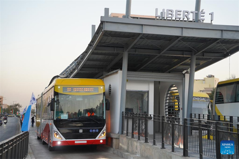 Picha hii iliyopigwa tarehe 27 Desemba 2023 ikionyesha basi likiwa kwenye kituo cha mabasi cha mradi wa Mabasi ya Mwendokasi wa Dakar (BRT) mjini Dakar, Senegal. (Xinhua/Wang Zizheng)