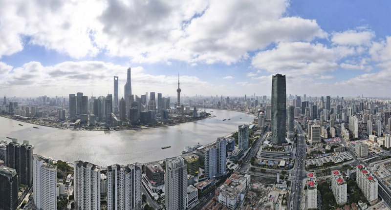 Picha hii iliyopigwa Januari 10, 2023 ikionyesha mandhari ya eneo la Lujiazui la Majaribio ya Biashara Huria la China mjini Shanghai, Mashariki mwa China. (Xinhua/Fang Zhe)