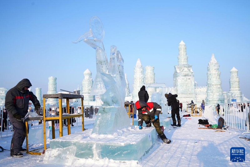 Mafundi wa nchi mbalimbali washindana kuchonga sanamu ya barafu huko Harbin, China