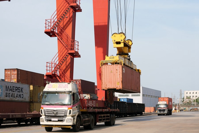 Mashine ikipakia kontena lenye shehena ya mzigo kwenye kituo cha ushirikiano wa uchukuzi wa China-Kazakhstan katika Bandari ya Lianyungang ya  Mkoa wa Jiangsu, Mashariki mwa China, Mei 9, 2023. (Xinhua/Liu Wenhui)