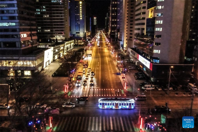 Treni ya tramu inayotumia umeme yapambwa na taa ili kuvutia watalii huko Dalian, China