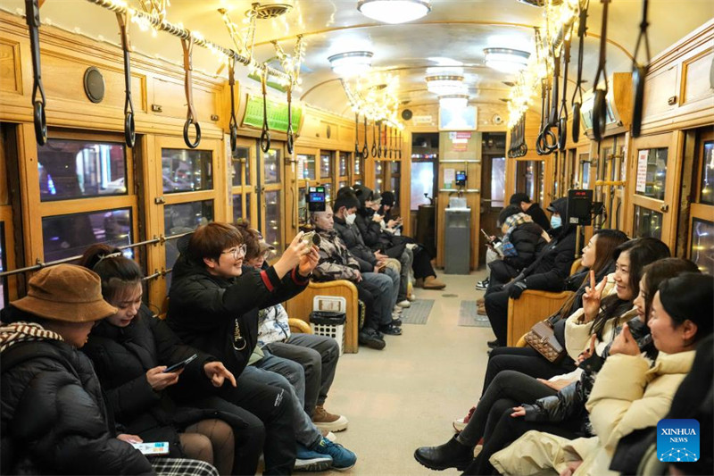 Treni ya tramu inayotumia umeme yapambwa na taa ili kuvutia watalii huko Dalian, China