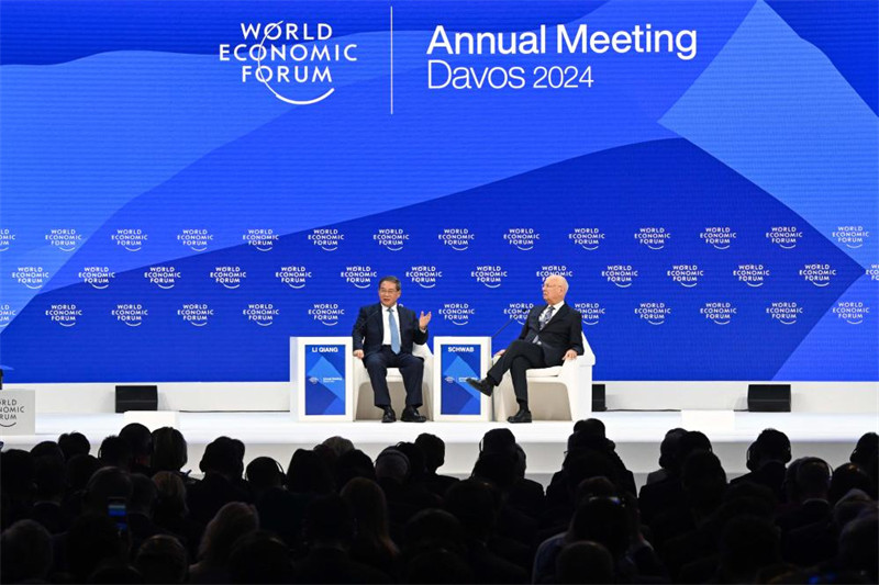 Waziri Mkuu wa China Li Qiang akihudhuria Mkutano wa Kila Mwaka wa Baraza la Uchumi Duniani (WEF) Mwaka 2024 ulioratibiwa na Klaus Schwab, mwanzilishi na mwenyekiti mtendaji wa WEF, mjini Davos, Uswisi, Januari 16, 2024. (Xinhua/Rao Aimin)