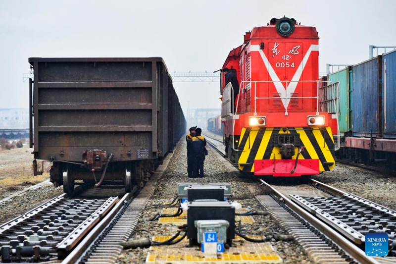 Wafanyakazi wakiangalia kichwa cha treni katika Bandari kavu ya Horgos ya Mji wa Horgos, Mkoa unaojiendesha wa Kabila la Wauygur wa Xinjiang, Kaskazini-Magharibi mwa China, Januari 15, 2024. (Picha na Bai Fengliang/Xinhua)