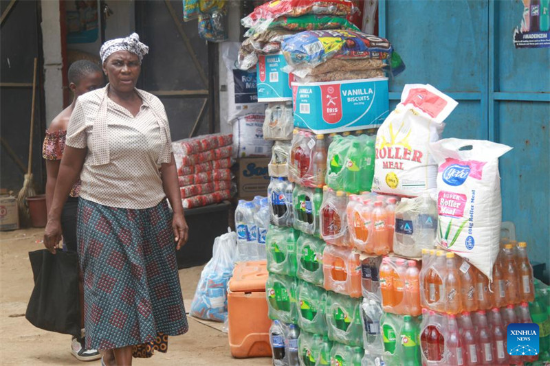 Watu wakipita duka la pembezoni mwa barabara mjini Harare, Zimbabwe, Januari 16, 2024. (Xinhua/Tafara Mugwara)