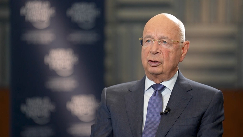 Klaus Schwab, mwanzilishi na mwenyekiti mtendaji wa Baraza la Uchumi Duniani (WEF), akifanyiwa mahojiano na Shirika la Utangazaji la Kimataifa la China CGTN. (Picha/CGTN)