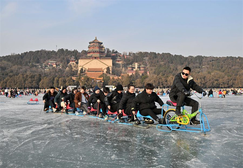 Watalii wakiendesha baiskeli ambazo zimeunganishwa na vifaa vya kuteleza kwenye barafu katika Kasri la Kale la Kifalme (Summer Palace) mjini Beijing, China, Januari 1, 2024. (Xinhua/Chen Yehua)