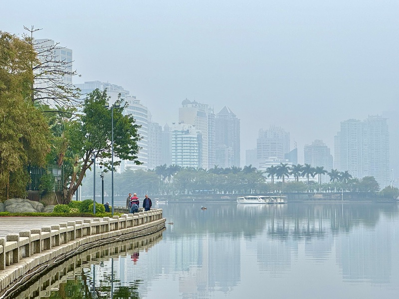 Picha: Mandhari ya Ziwa Yundang la Xiamen, China katika ukungu