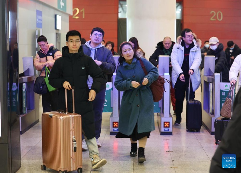 Watu wakiwa kwenye Stesheni ya Kusini ya Beijing tarehe 17, Februari. (Picha na Xing Guangli/China)