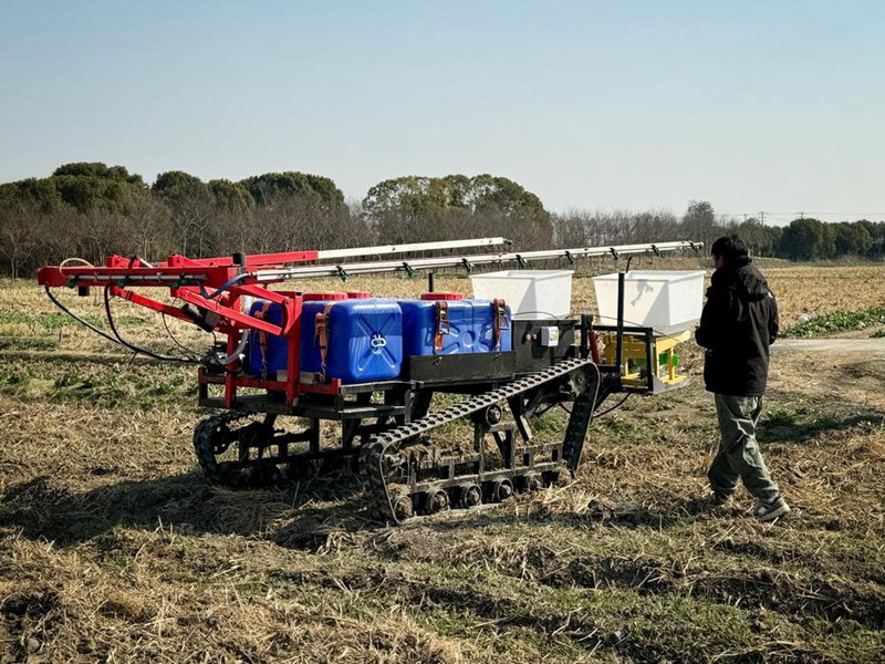 Mhandisi akiendesha roboti ya kilimo katika eneo la Shamba la Diantian huko Shanghai, China, Januari 25. (Picha na Zhao Yihe/Xinhua)