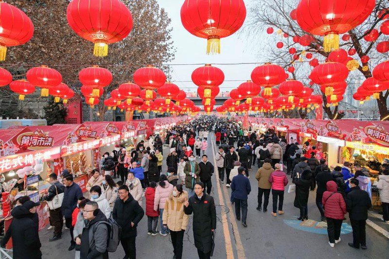 Picha iliyopigwa Februari 5, 2024 ikionyesha mandhari ya gulio la Mwaka Mpya wa Jadi wa China karibu na Mto Manjano huko Lanzhou, mji mkuu wa Mkoa wa Gansu, Kaskazini-Magharibi mwa China. (Xinhua/Ma Xiping)