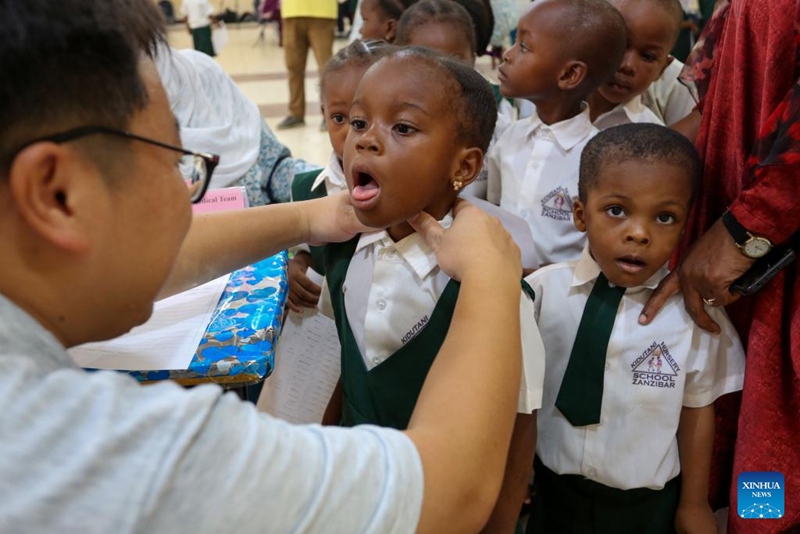 Timu ya 33 ya madaktari wa China yafanya uchunguzi wa kimatibabu bila malipo kwa watoto nchini Tanzania