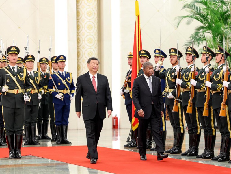 Rais Xi Jinping wa China akifanya hafla ya kumkaribisha Rais wa Jamhuri ya Angola Joao Lourenco katika Ukumbi wa Kaskazini wa Jumba la Mikutano ya Umma la Beijing kabla ya mazungumzo yao mjini Beijing, China, Machi 15, 2024. (Xinhua/Ding Lin)