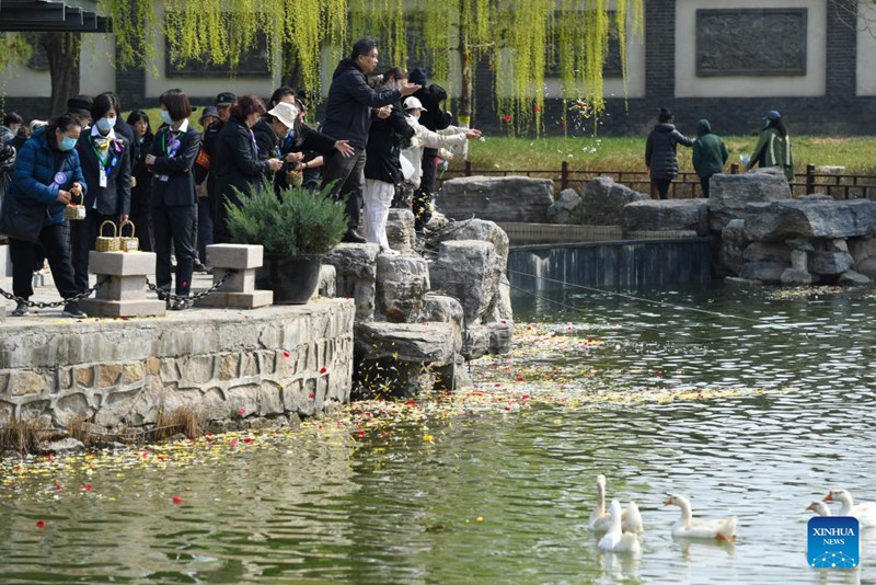 Watu watoa heshima kwa marehemu kabla ya siku ya Qingming katika Mji wa Beijing, China