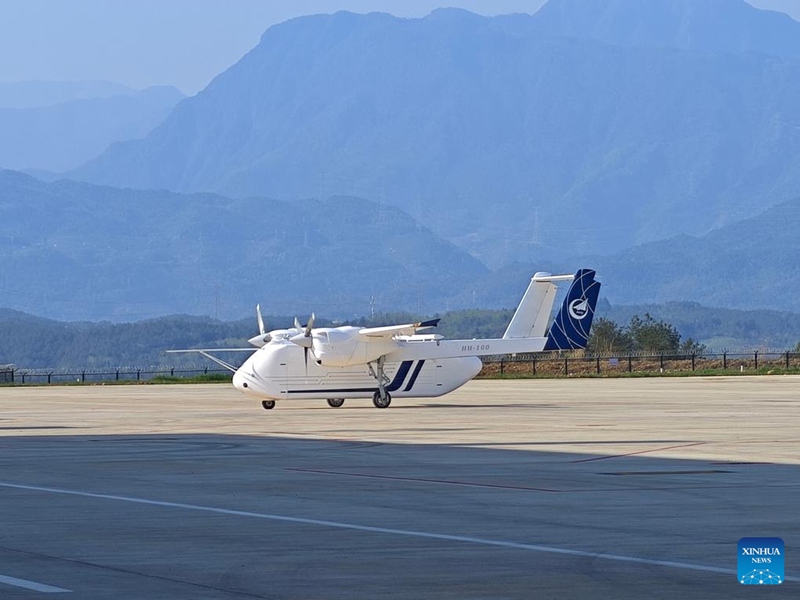 Picha hii ya data ikionesha droni ya  HH-100 ikifanyiwa majaribio   kwenye uwanja wa ndege wa Beichuan Yongchang wa Mkoa wa Sichuan, China. (Picha iliotolewa na  Kampuni ya Kundi la AVIC na kuchapishwa na Xinhua)