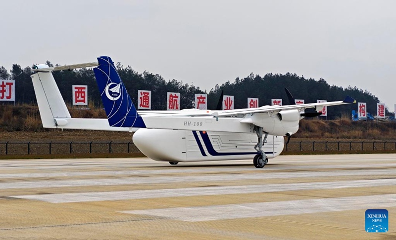 Picha hii ya data ikionesha   droni ya HH-100 ikifanyiwa majaribio kwenye uwanja wa ndege wa  Beichuan Yongchang cha Mkoa wa Sichuan, China. (Picha iliotolewa na Shirika la AVIC na kuchapishwa na Xinhua)