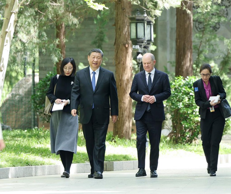 Rais wa China Xi Jinping na Chansela wa Ujerumani Olaf Scholz wakiwa wanatembea pamoja mjini Beijing, China, Aprili 16, 2024. (Xinhua/Ding Haitao)