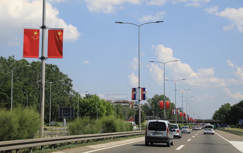 Bendera ya taifa ya China na Mabango ya Makaribisho yatundikwa sehemu nyingi za Serbia