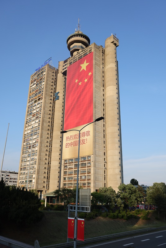 Bendera ya taifa ya China na Mabango ya Makaribisho yatundikwa sehemu nyingi za Serbia