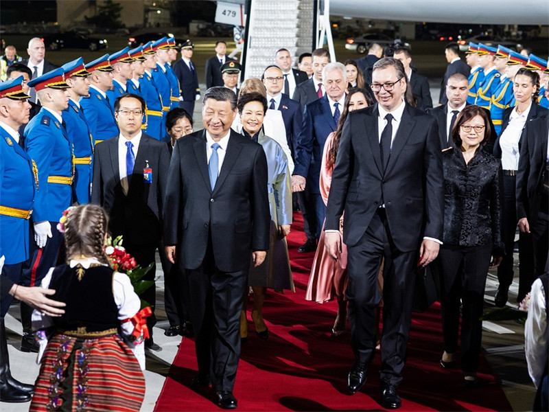 Usiku wa Mei 7 kwa saa za huko, Rais Xi Jinping wa China aliwasili Belgrade kwa ndege maalumu kuanza ziara ya kiserikali nchini Serbia kutokana na mwaliko wa Rais Aleksandar Vu?i? wa Jamhuri ya Serbia.  (Mpiga picha: Huang Jingwen)