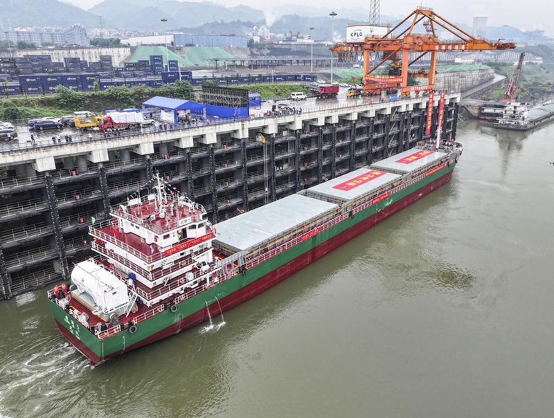 Meli ya kwanza ya kiwango cha tani 10,000 iliyofikia eneo la mtiririko wa juu la Mto Changjiang yawasili Bandari ya Jiangjin Luohuang, China