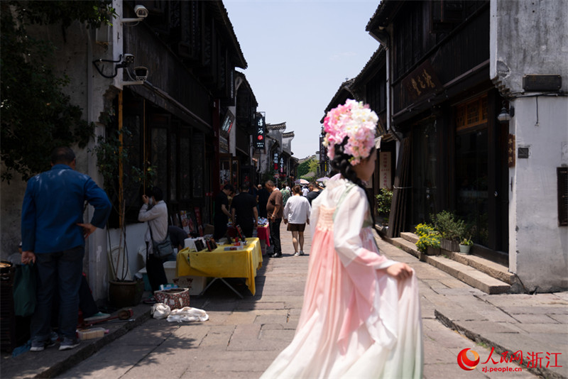 Mto Yuehe katika Mji wa Jiaxing, Zhejiang, China: Kuonja Jiangnan wakati wa Sikukuu ya jadi ya Duanwu