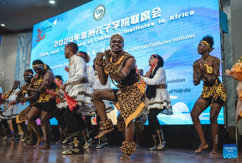 Wanafunzi wakitumbuiza kwenye mkutano wa pamoja wa taasisi za Confucius barani Afrika katika Chuo Kikuu cha Nairobi, Kenya, Mei 30, 2024. (Xinhua/Wang Guansen)