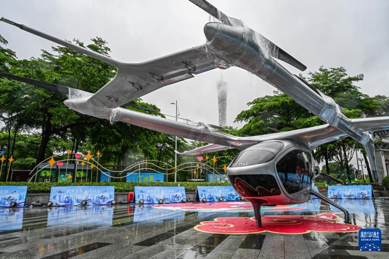 Picha ikionesha ndege ya kubeba abiria ya eVTOL “Shengshilong” kwenye Maonesho ya Ndege za Kusafiri Kimo cha Chini ya Guangzhou. Ndege hiyo ina muundo wa viti vitano, uwezo wa kuruka kwa kubeba uzito wa tani 2, na kasi ya zaidi ya kilomita 200 kwa saa. (Picha imepigwa tarehe 1, Juni)