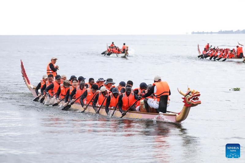 Timu ikishindana kwenye mbio za mashua ya dragon zilizofanyika eneo la karibu na pwani la Ziwa Victoria huko Entebbe, Uganda, Juni 9, 2024. (Photo by Hajarah Nalwadda/Xinhua)