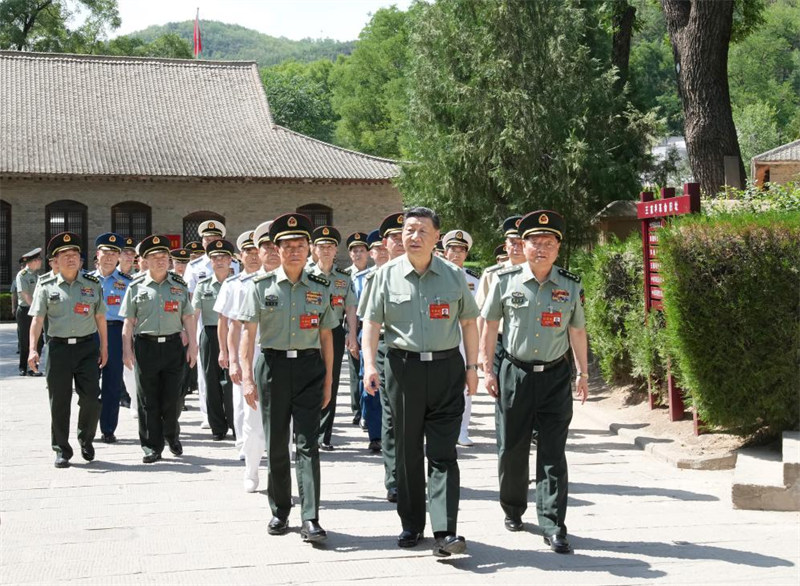 Rais Xi Jinping wa China akiongoza maofisa wa CMC na wakuu wa idara na vitengo mbalimbali kutembelea kituo cha zamani cha mapinduzi huko Wangjiaping katika Mji wa Yan'an, Mkoa wa Shaanxi, Kaskazini-Magharibi mwa China, Juni 17, 2024. (Xinhua/Li Gang)