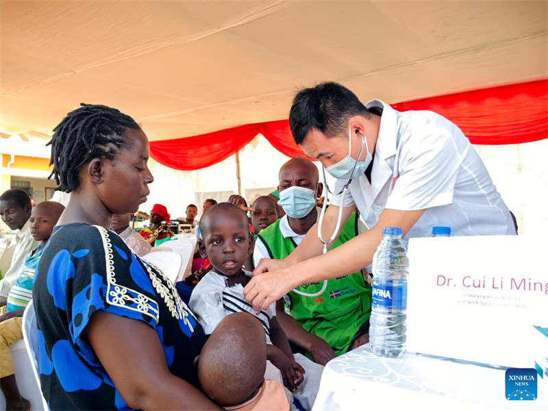 Daktari kutoka timu ya madaktari wa China nchini Uganda akimchunguza mtoto kwenye kambi ya matibabu iliyoandaliwa katika Wilaya ya Kikuube, Magharibi mwa Uganda, Juni 19, 2024. (Picha na Tian Yu/Xinhua)