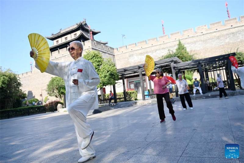 Maisha ya michezo karibu na?ukuta wa Mji wa Kale mjini Xi'an, China