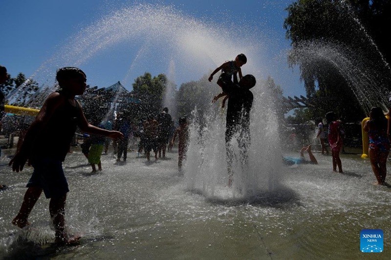 Watu wakipoza miili kwenye chemchemi katika Kaunti ya Orange, California, Marekani, Juni 22, 2024. (Xinhua)