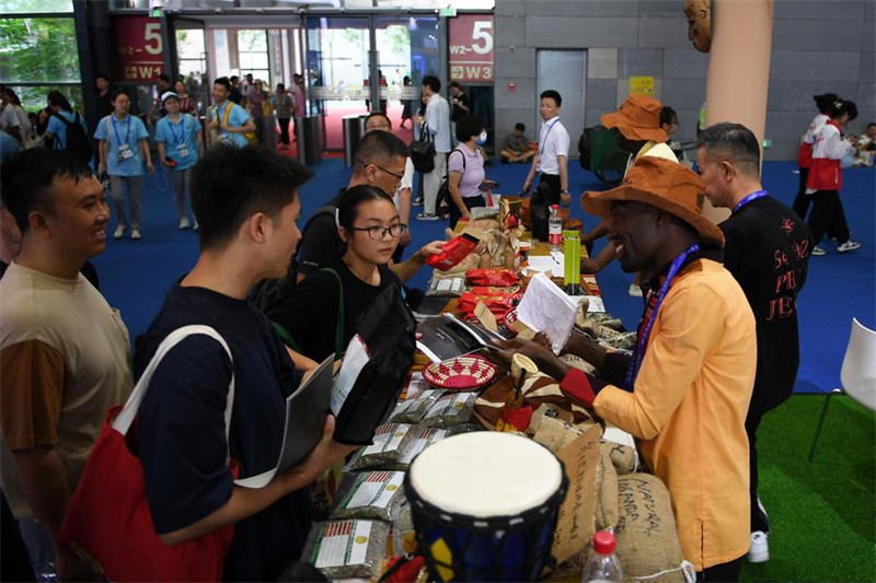 Watu wakinunua bidhaa kwenye Maonyesho ya tatu ya Uchumi na Biashara ya China na Afrika yaliyofanyika katika kituo cha kimataifa cha Mikutano na Maonyesho cha Changsha, Mkoa wa Hunan, katikati ya China, Julai 1, 2023. (Xinhua/Chen Zhenhai)