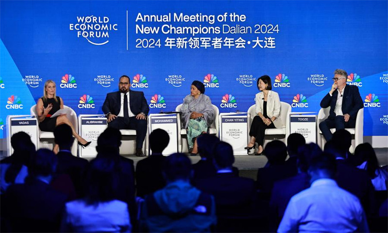 Wanajopo wakihudhuria jukwaa dogo kwenye Mkutano wa Davos wa Majira ya Joto 2024 mjini Dalian, Mkoa wa Liaoning, Kaskazini-Mashariki mwa China, Juni 25, 2024. (Xinhua/Yang Qing)