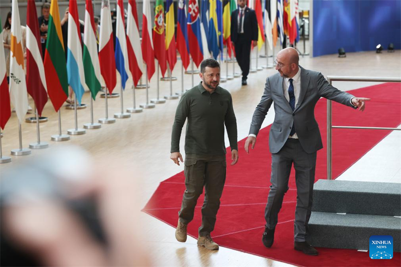 Rais wa Baraza la Ulaya Charles Michel (Kulia) na Rais wa Ukraine Volodymyr Zelensky wakiwasili kwa ajili ya mkutano wa kilele wa Baraza la Ulaya mjini Brussels, Ubelgiji, Juni 27, 2024. (Xinhua/Zhao Dingzhe)