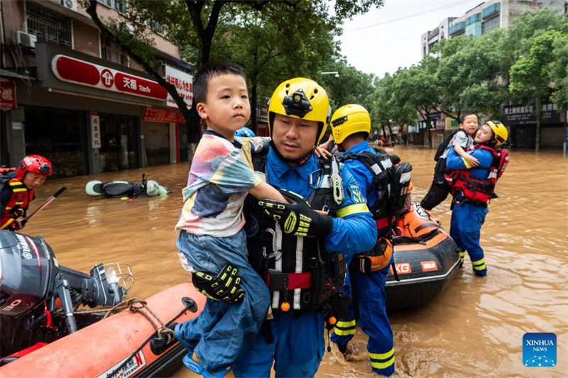 Waokoaji wakihamisha wakaazi waliokwama katika Wilaya ya Pingjiang, Mkoa wa Hunan, Katikati ya China, Julai 2, 2024. (Xinhua/Xie Ben)