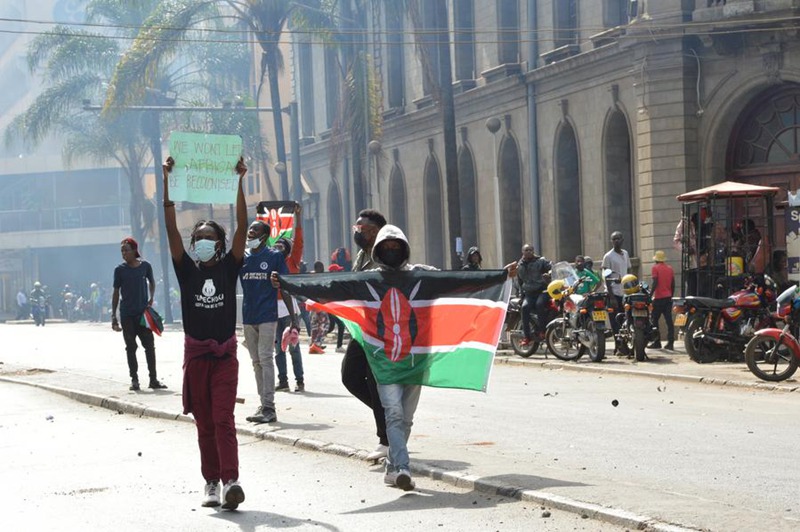 Vijana wakiandamana kupinga kukamatwa na kuzuiliwa kwa wenzao na polisi jijini Nairobi, Kenya, Julai 2, 2024. (Picha na Charles Onyango/Xinhua)