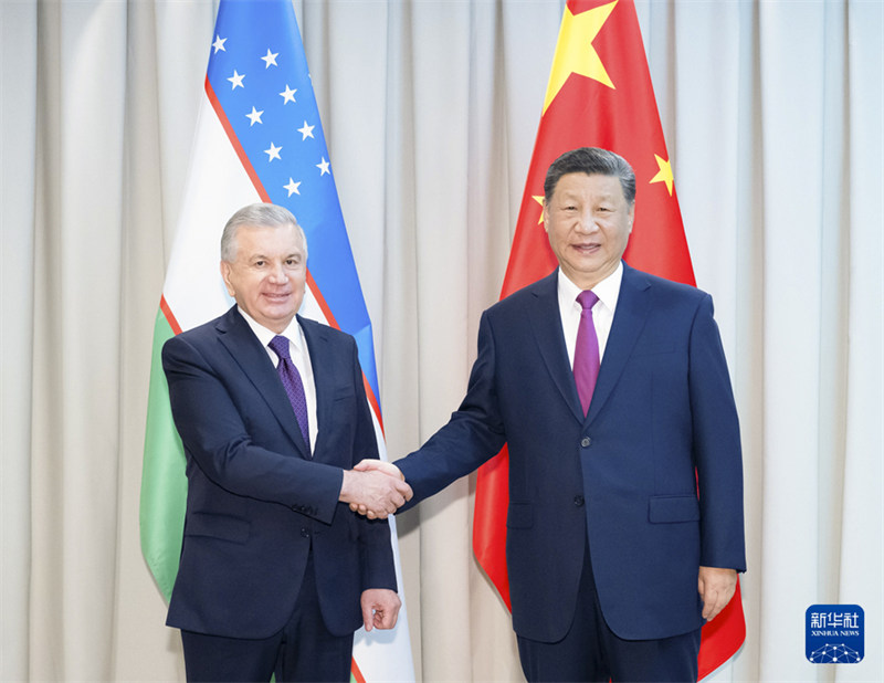 Julai 3 kwa saa za huko, Rais Xi Jinping wa China akikutana na Rais Mirziyoyev wa Uzbekistan kabla ya kuhudhuria Mkutano wa 24 wa Baraza la Wakuu wa Nchi Wanachama wa Jumuiya ya Ushirikiano ya Shanghai (SCO) huko Astana, Kazakhstan. (Mpiga picha:Zhai Jianlan/Xinhua)