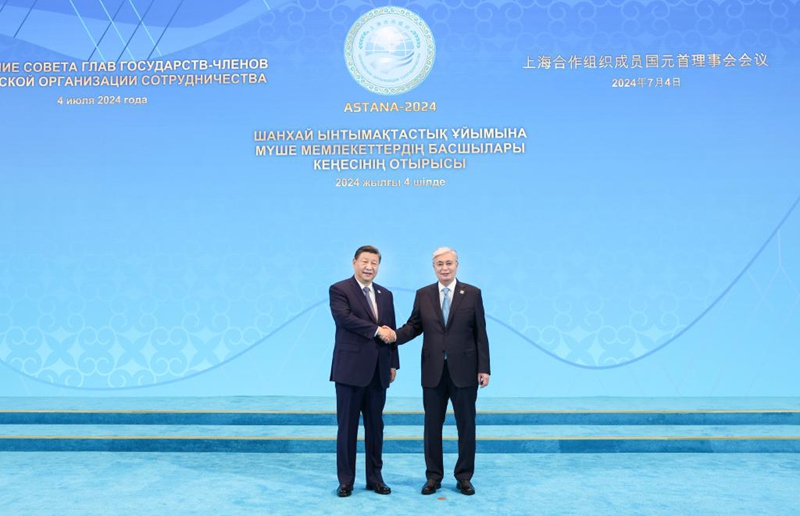 Rais Xi Jinping wa China akipeana mkono na Rais wa Kazakhstan Kassym-Jomart Tokayev mjini Astana, Kazakhstan, Julai 4, 2024. (Xinhua/Pang Xinglei)