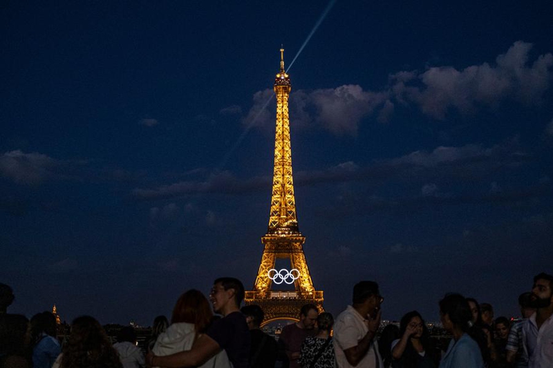 Picha hii iliyopigwa tarehe 28 Juni 2024 ikionyesha Mnara wa Eiffel ukiwa na pete za Olimpiki mjini Paris, Ufaransa. (Xinhua/Sun Fei)