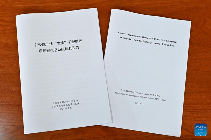 Picha hii iliyopigwa tarehe 8 Julai 2024 kwenye hafla iliyofanyika Beijing ya kutolewa kwa  matoleo ya Kichina na Kiingereza ya Ripoti ya Uchunguzi kuhusu Uharibifu wa Mfumo wa Ikolojia wa Miamba ya Matumbawe uliosababishwa na Meli ya Kijeshi ya Ufilipino Iliyokwamishwa Baharini kinyume cha sheria kwenye Kisiwa cha Ren