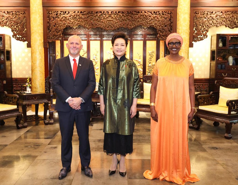 Peng Liyuan, Mke wa Rais wa China Xi Jinping na balozi wa nia njema wa Shirika la Afya Duniani (WHO) kuhusu kifua kikuu na VVU/UKIMWI, akikutana na Winnie Byanyima, Naibu Katibu Mkuu wa Umoja wa Mataifa (UN) ambaye pia ni mkurugenzi mtendaji wa Mpango wa Pamoja wa Umoja wa Mataifa kuhusu VVU/UKIMWI (UNAIDS), na Jerome Salomon, mkurugenzi mkuu msaidizi wa WHO mjini Beijing, China, Julai 11, 2024. (Xinhua/Ding Lin)