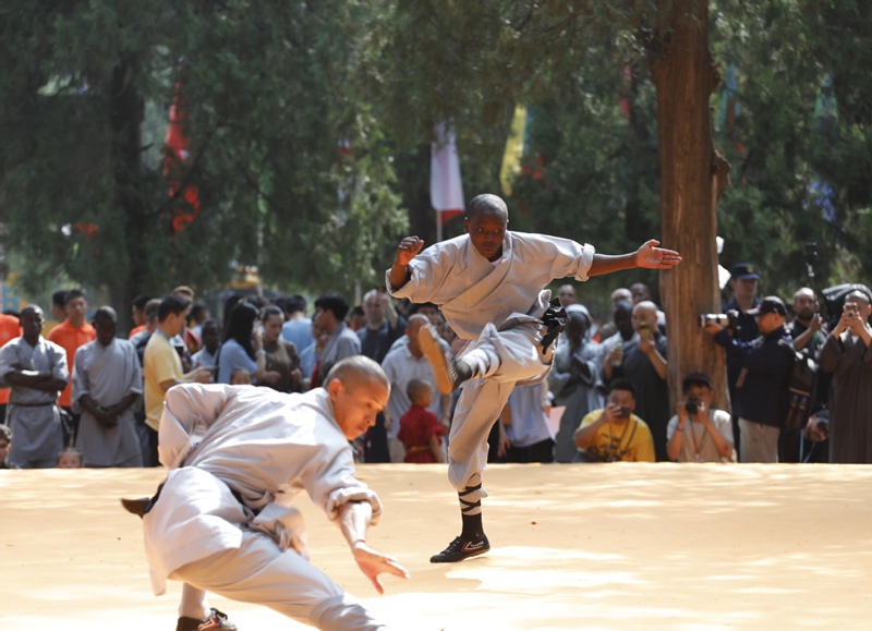 Wachezaji wa Kungfu wawili wakishindana kwenye Fainali za Michezo ya Shaolin 2024 katika Hekalu la Shaolin huko Dengfeng, Mkoa wa Henan wa China siku ya Jumapili. (Picha na Kan Li/CHINA NEWS SERVICE)