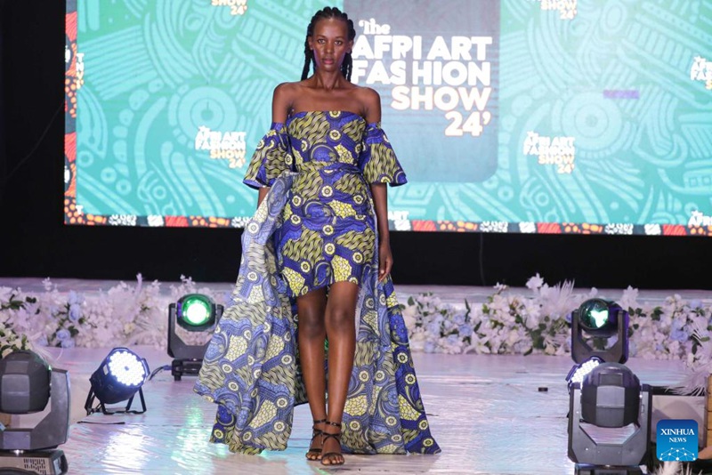 Mwanamitindo akiwasilisha mavazi yaliyobuniwa kwenye Maonyesho ya Sanaa na Mitindo ya Afrika 2024 (Afri Art and Fashion Show 2024) mjini Kampala, Uganda, Julai 13, 2024. (Picha na Hajarah Nalwadda/Xinhua)