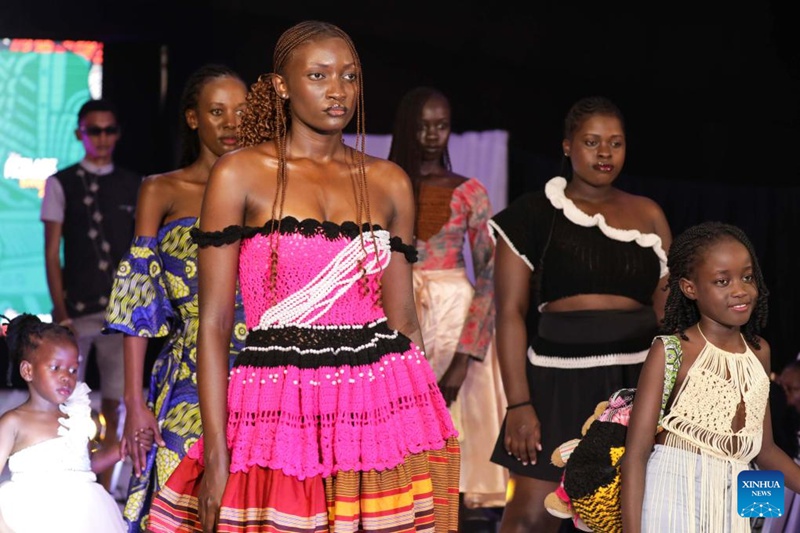 Mwanamitindo akiwa amesimama kupigwa picha kwenye Maonyesho ya Sanaa na Mitindo ya Afrika 2024 (Afri Art and Fashion Show 2024) mjini Kampala, Uganda, Julai 13, 2024. (Picha na Hajarah Nalwadda/Xinhua)